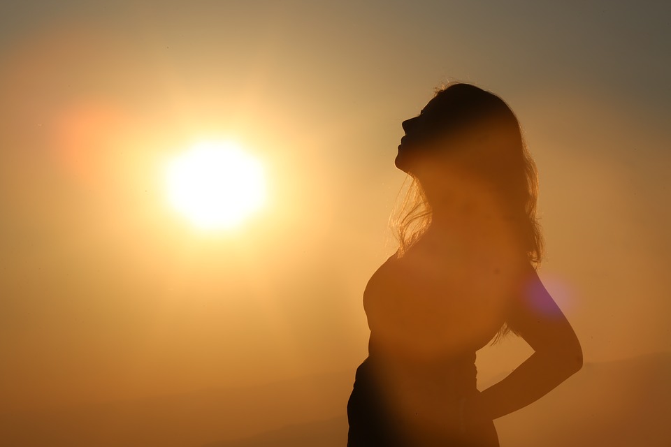 Billede af kvindesilhouet i solskin