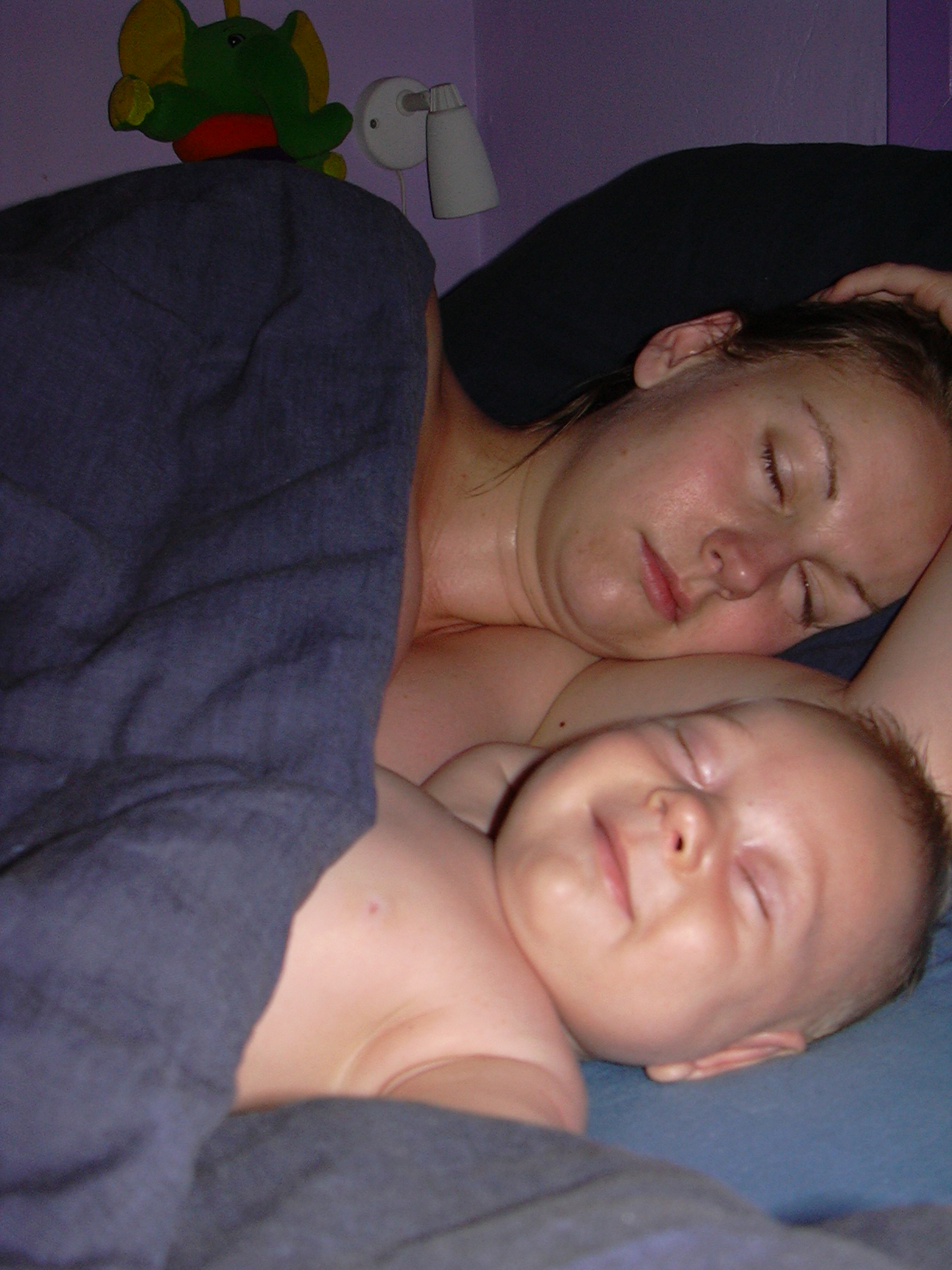 Mor og barn sover sammen