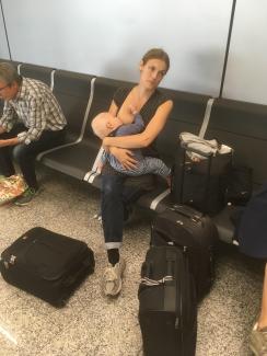 Ammende mor i lufthavn