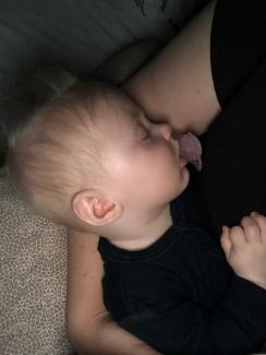 Baby sover på forælders skød
